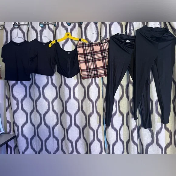 JUNIORS SHEIN BUNDLE SIZE SMALL - Picture 2 of 7